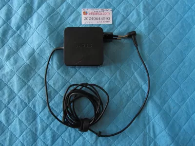 Asus adaptör ad887020 19volt 3.42amper standart uç (fiş girişi ufak sallaniyor kablosunda ufak bez bant var)